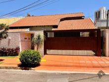 Casa com excelente localização e fachada moderna