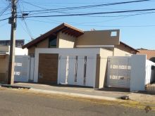 Casa ampla contendo 03 quartos - sala de TV - estar - copa - banheiro social