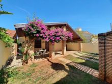 Casa com edícula e piscina