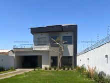 Sobrado com jardim e sacada espaçosa