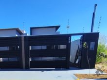 Linda casa com suíte - ótima localização