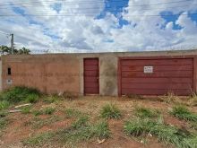 Terreno murado e com portão de elevação