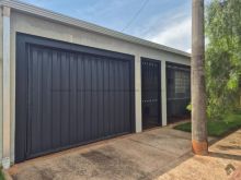 Casa 4 quadras do Colégio Militar - Santa Carmélia