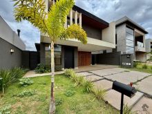 Maravilhoso sobrado no Alphaville IV - próximo à entrada e ao lazer