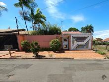 Casa com armários e belo jardim