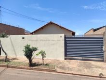 Casa com terreno amplo e bem localizada