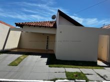 Casa em condomínio fechado com piscina e salão de festas