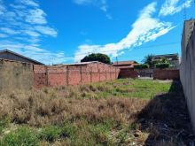 Terreno plano - murado e no asfalto