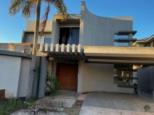 Luxuoso sobrado completo com 4 suítes