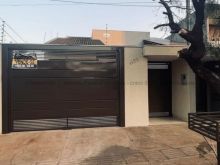 Casa com suíte e armários