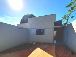 Casa-Térrea em Aero Rancho