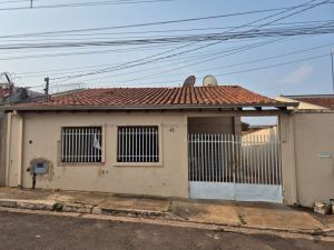 Casa-Térrea em Aero Rancho