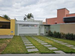 Casa-Térrea em Aero Rancho