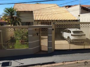 Casa-Térrea em Jardim Jockey Club