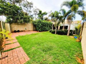 Casa-Térrea em Jardim Veraneio