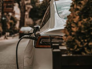 Carros elétricos crescem no Brasil, mas recargas improvisadas em casa podem colocar veículos e imóveis em risco