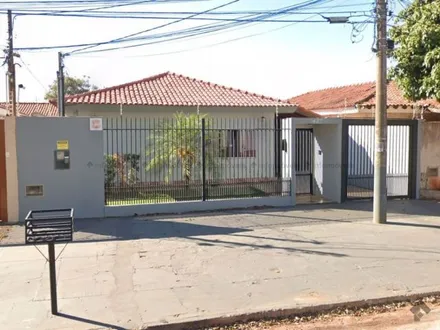 Casa-Térrea em Jardim São Lourenço