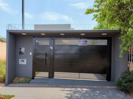 Casa-Térrea em Jardim Montevidéu