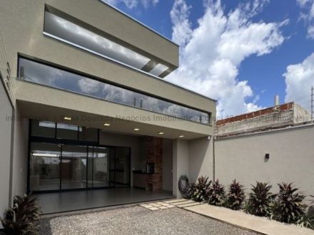 Casa-Térrea em Jardim dos Estados