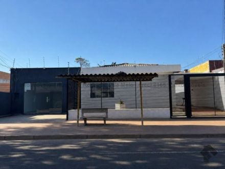 Casa Comercial em Vila Carvalho