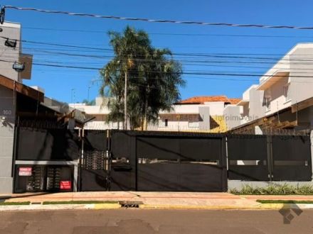 Sobrado-Condomínio em Chácara Cachoeira