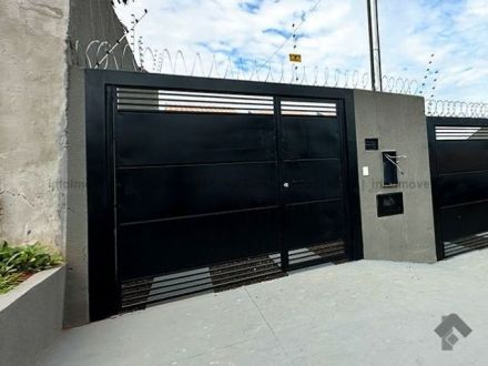 Casa-Térrea em Jardim Roselândia