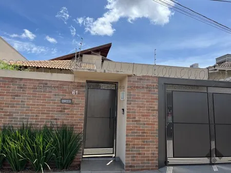 Casa-Térrea em Jardim TV Morena