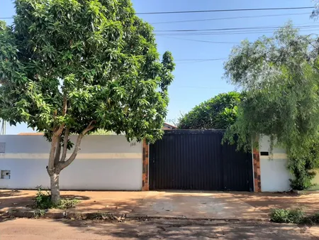 Casa-Térrea em Jardim Imá