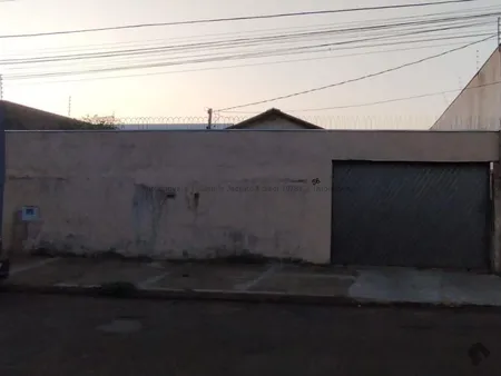Casa-Térrea em Jardim Jockey Club