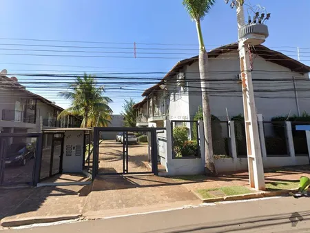 Sobrado-Condomínio em Chácara Cachoeira