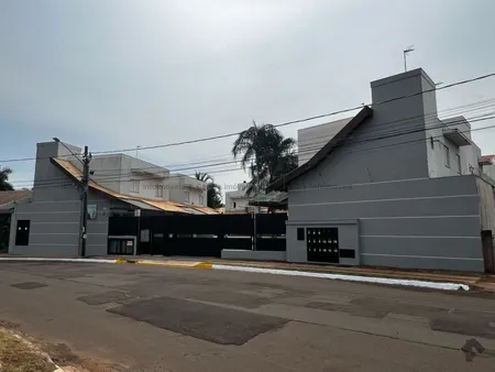 Sobrado-Condomínio em Chácara Cachoeira