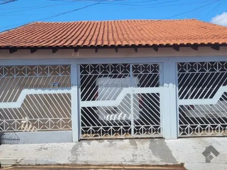 Casa-Térrea em Aero Rancho