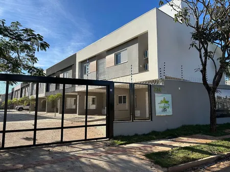 Sobrado-Condomínio em Chácara Cachoeira