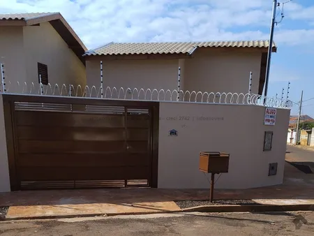 Casa-Térrea em Jardim Imá