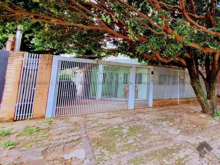 Casa-Térrea em Jardim Jockey Club