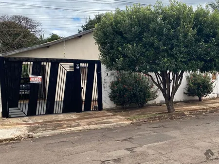 Casa-Térrea em Jardim Imá