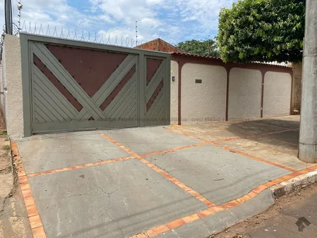 Casa-Térrea em Jardim Jockey Club