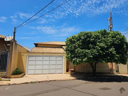 Casa-Térrea em Chácara Cachoeira