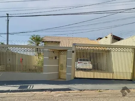 Casa-Térrea em Jardim Jockey Club