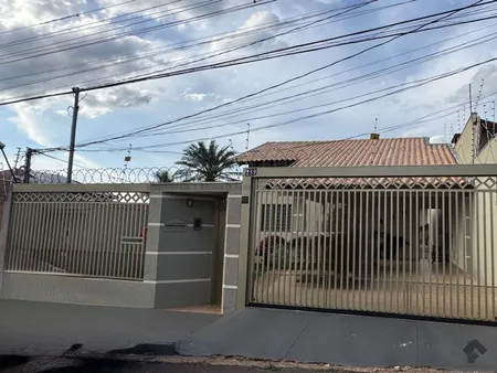 Casa-Térrea em Jardim Jockey Club