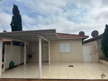 Casa-Térrea-Condomínio em Jardim Parati