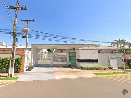 Sobrado-Condomínio em Chácara Cachoeira