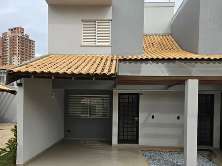 Sobrado-Condomínio em Chácara Cachoeira