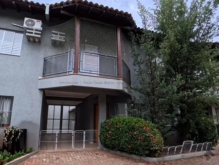 Sobrado-Condomínio em Chácara Cachoeira