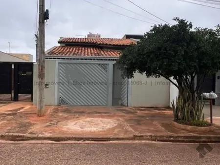 Casa-Térrea em Jardim Serra Azul