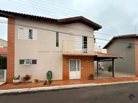 Sobrado-Condomínio em Chácara Cachoeira