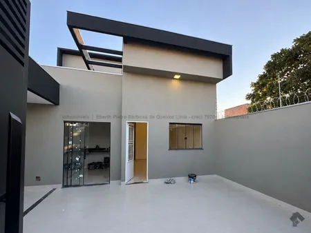 Casa-Térrea em Parque Rita Vieira