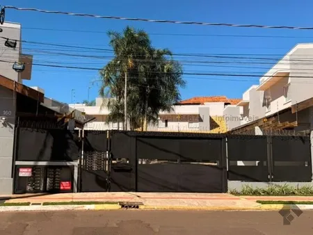Sobrado-Condomínio em Chácara Cachoeira