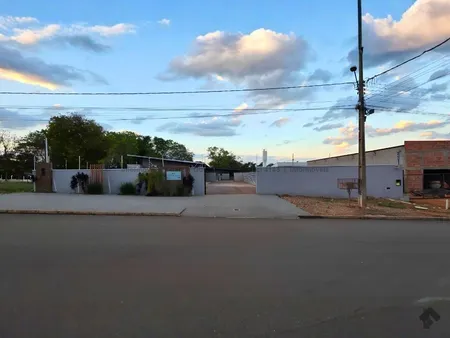 Casa-Térrea-Condomínio em Centro