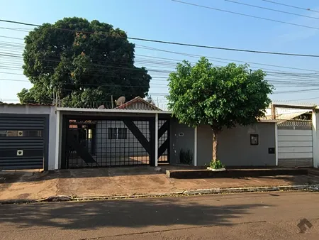 Casa-Térrea em Jardim Batistão